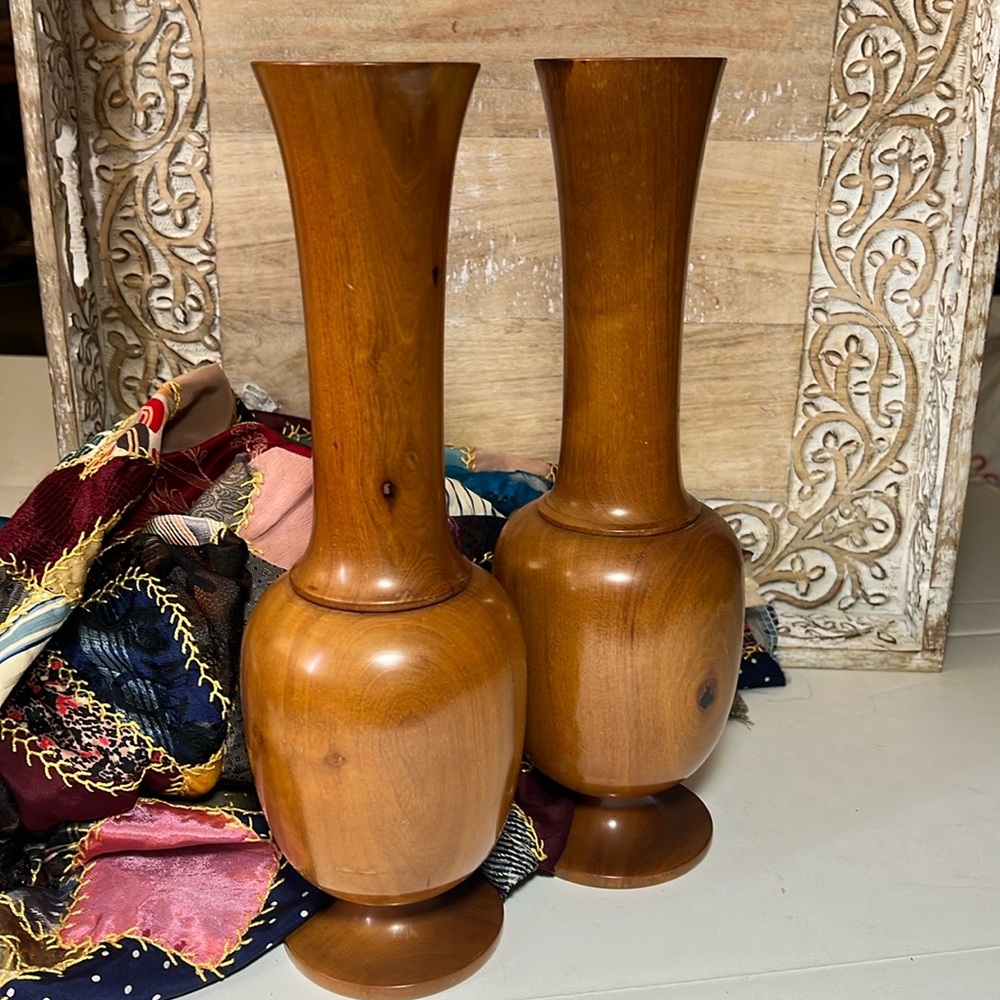 Beautiful Pair of Hand carved wooden vases - Picture 9 of 9